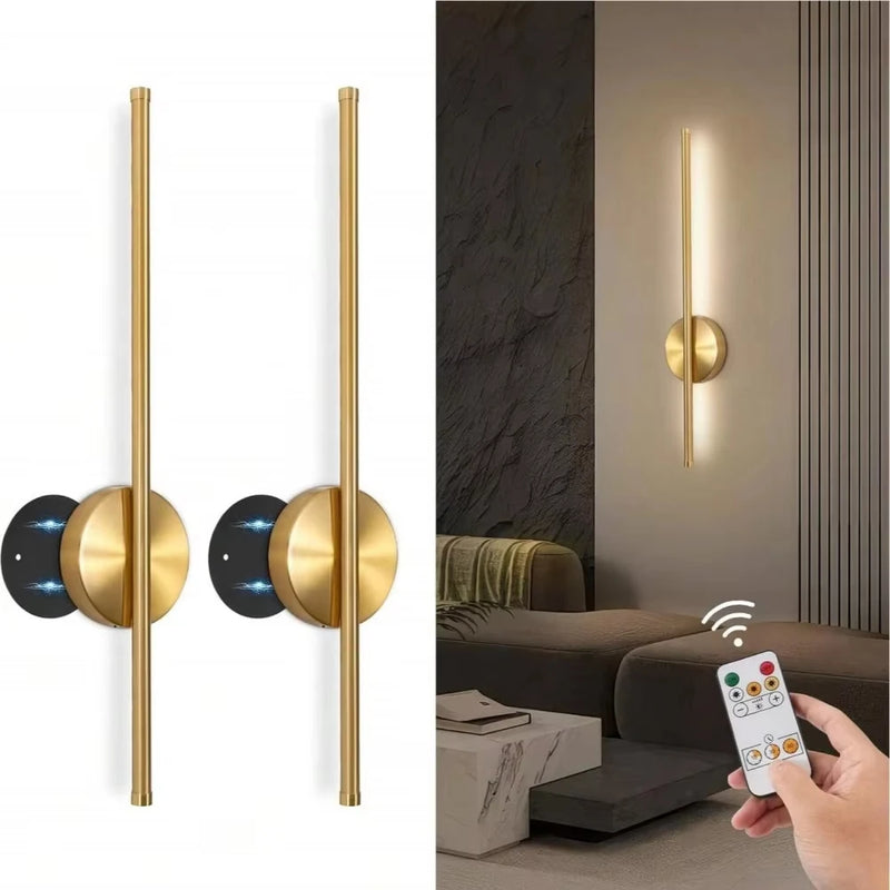 Arandela LED magnética recarregável preta e dourada de 50 cm instalada em parede moderna iluminando sala de estar.
