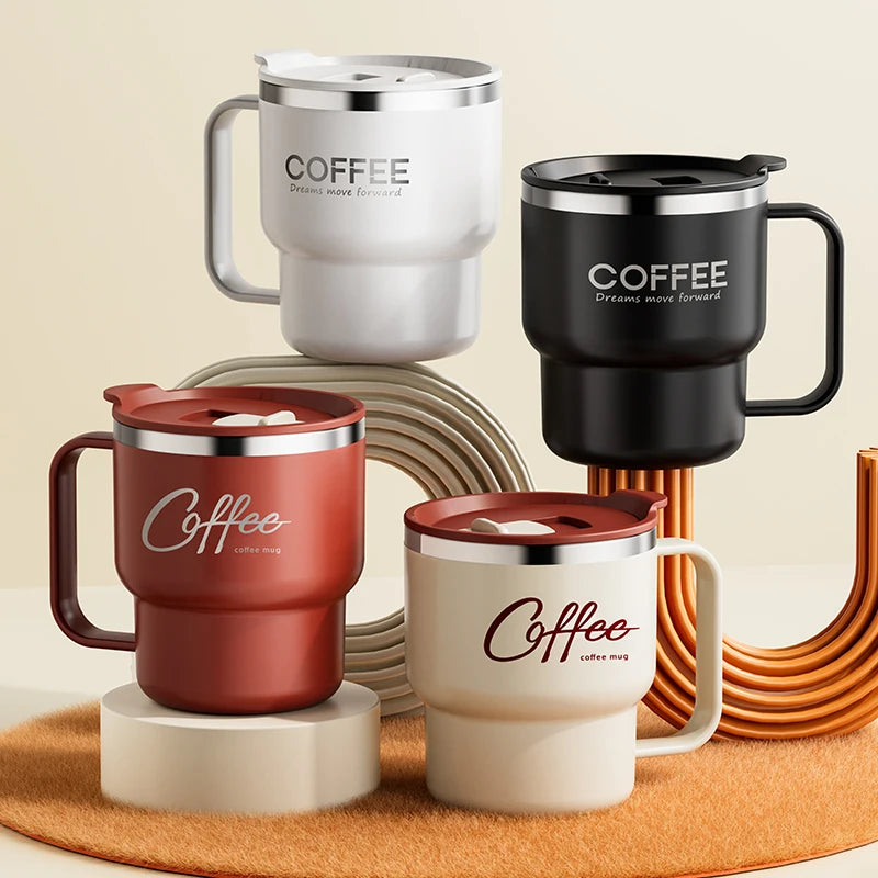 Caneca térmica em aço inoxidável 304 com parede dupla, alça ergonômica e tampa com vedação, ideal para café, chá, leite e bebidas quentes ou frias.

