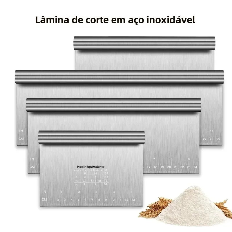 Espátula raspadora de bolo em aço inoxidável utilizada para alisar chantilly, buttercream e decorar bolos com acabamento profissional.