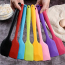 Espátula de silicone com cabo longo de 21cm utilizada para misturar massas, cremes, coberturas e raspar recipientes na confeitaria e culinária.