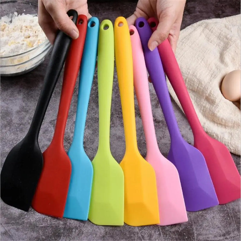 Espátula de silicone com cabo longo de 21cm utilizada para misturar massas, cremes, coberturas e raspar recipientes na confeitaria e culinária.