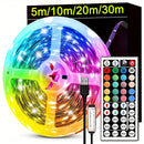 Fita LED RGB USB flexível com controle remoto instalada em quarto e atrás da TV para iluminação decorativa colorida.