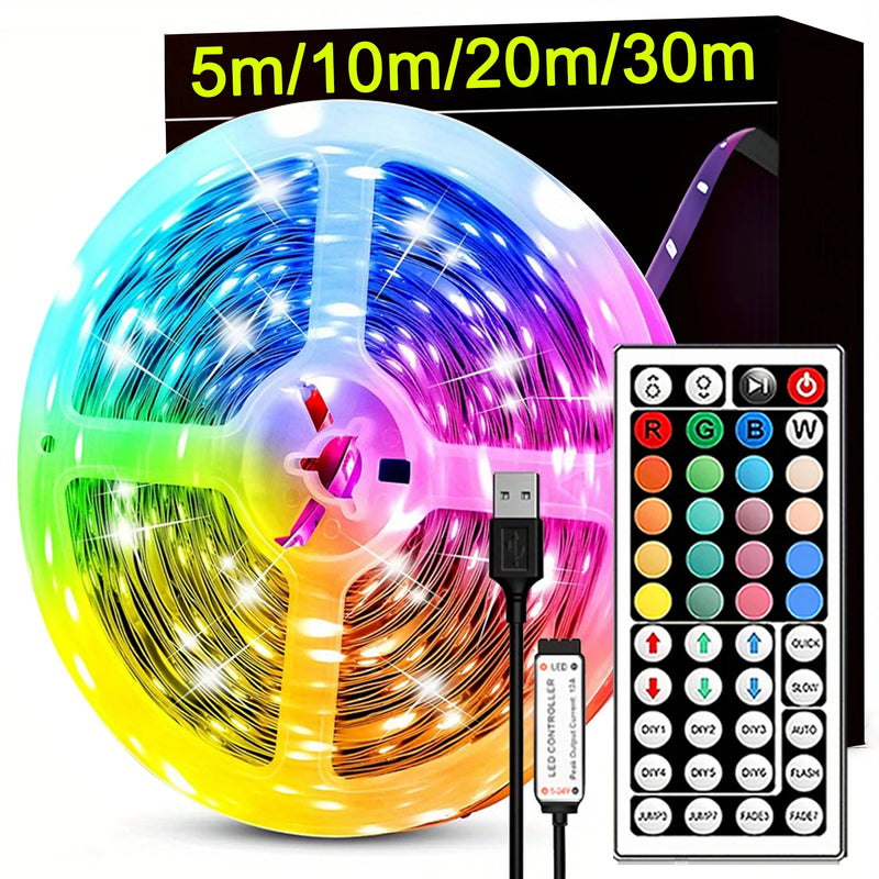 Fita LED RGB USB flexível com controle remoto instalada em quarto e atrás da TV para iluminação decorativa colorida.
