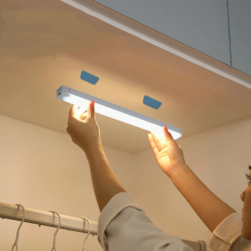 Luminária LED sem fio com sensor de movimento, recarregável via USB e fixação magnética para cozinha e armários