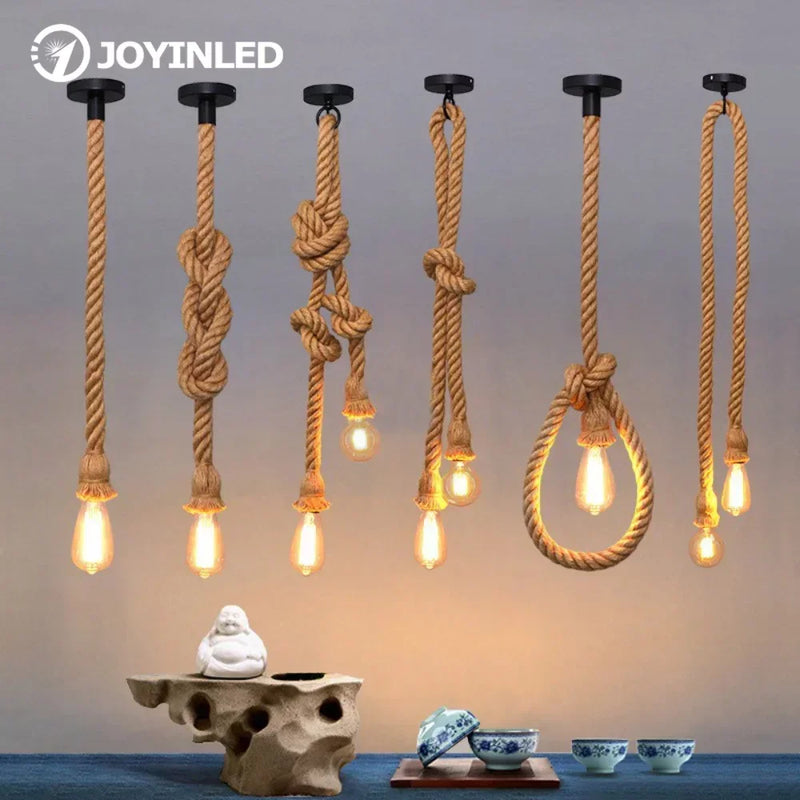 Luminária pendente industrial com corda de cânhamo e soquete E27 instalada em uma sala com decoração estilo loft vintage.