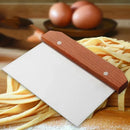 Raspador e cortador de massa em aço inoxidável com escala de medição, ideal para dividir massas, cortar pães, pizzas e auxiliar na confeitaria profissional.