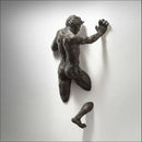 Escultura Decorativa de Parede Homem Escalando em Resina com Acabamento Cobre – Arte 3D Moderna