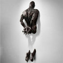 Escultura Decorativa de Parede Homem Escalando em Resina com Acabamento Cobre – Arte 3D Moderna