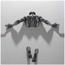 Escultura Decorativa de Parede Homem Escalando em Resina com Acabamento Cobre – Arte 3D Moderna