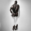 Escultura Decorativa de Parede Homem Escalando em Resina com Acabamento Cobre – Arte 3D Moderna