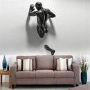Escultura Decorativa de Parede Homem Escalando em Resina com Acabamento Cobre – Arte 3D Moderna