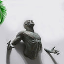 Escultura Decorativa de Parede Homem Escalando em Resina com Acabamento Cobre – Arte 3D Moderna