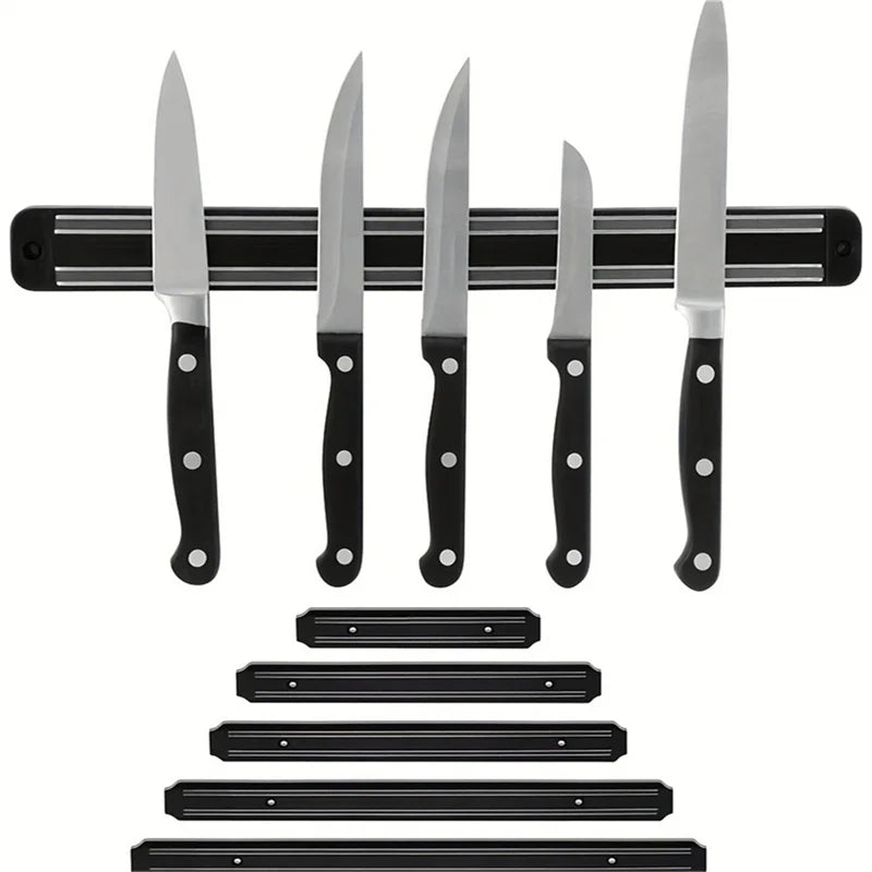 Suporte magnético de parede organizando facas, utensílios de cozinha e ferramentas metálicas de forma prática e segura.